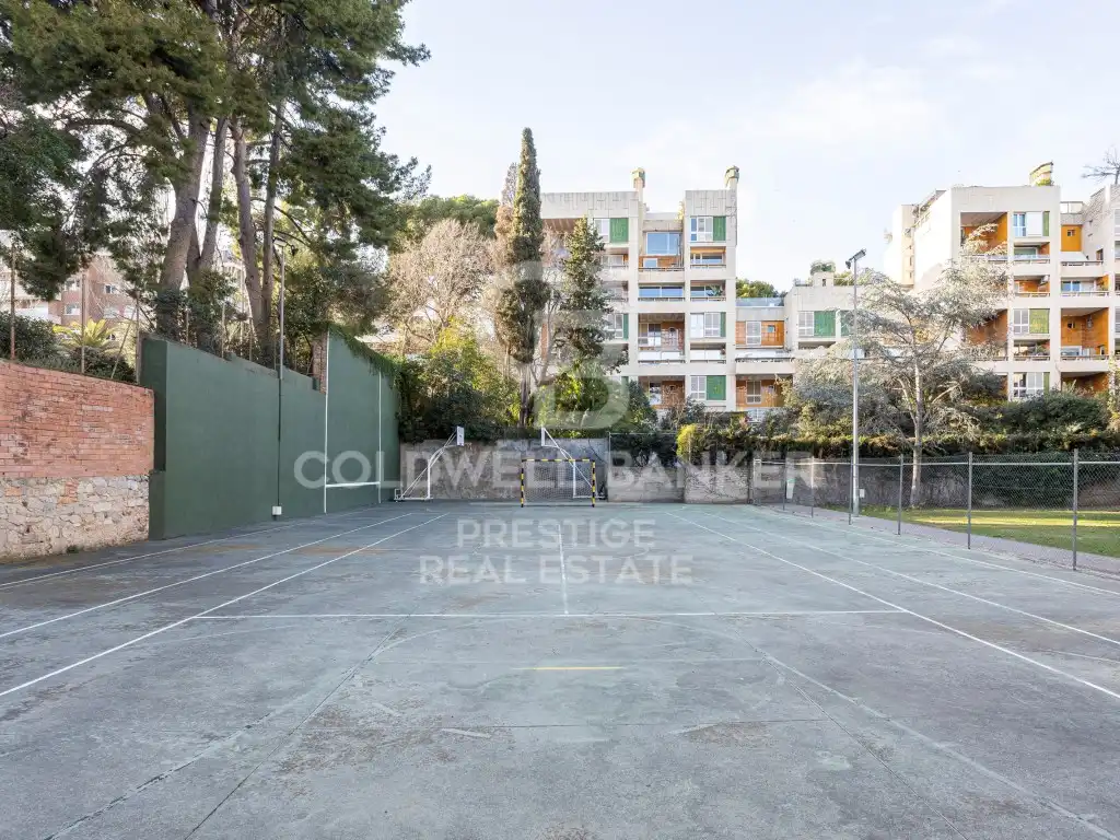 Vista exterior de Piso en venta en Barcelona con Jardín privado, Terraza y Piscina comunitaria