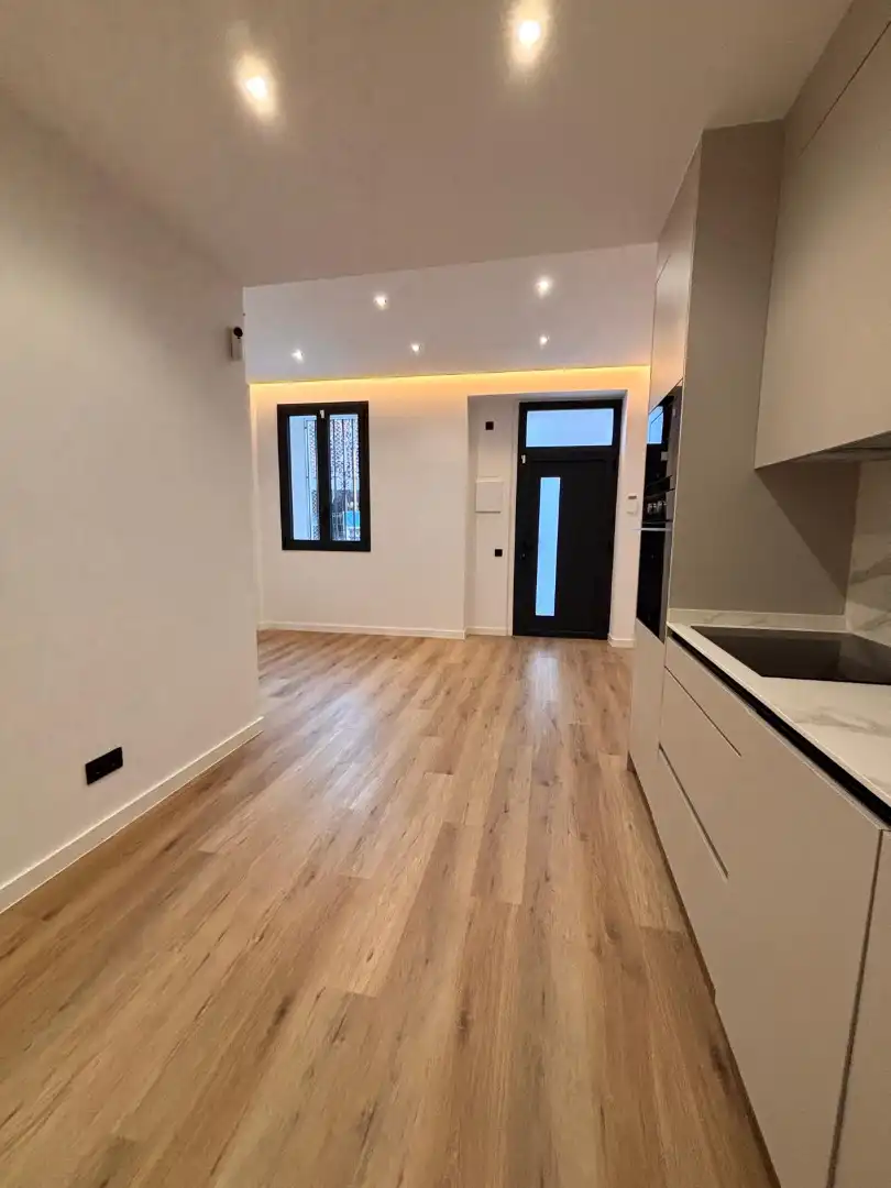 Flat for sale in Barcelona  with Air Conditioner, Oven and Microwave