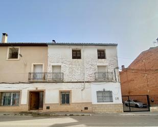 Vista exterior de Casa adosada en venda en Mira amb Balcó