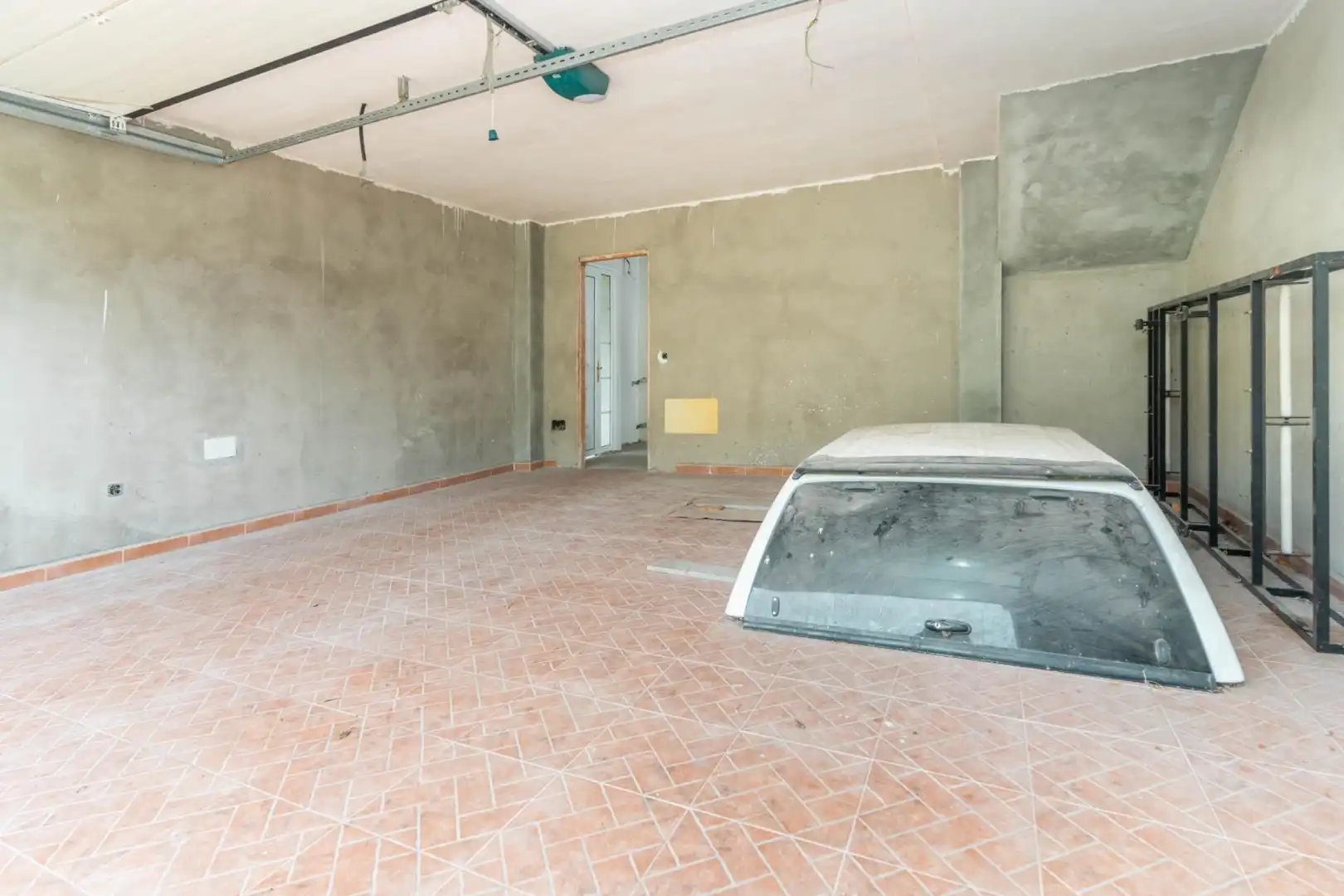 Aparcament de Casa o xalet en venda en Oviedo  amb Jardí privat, Terrassa i Balcó