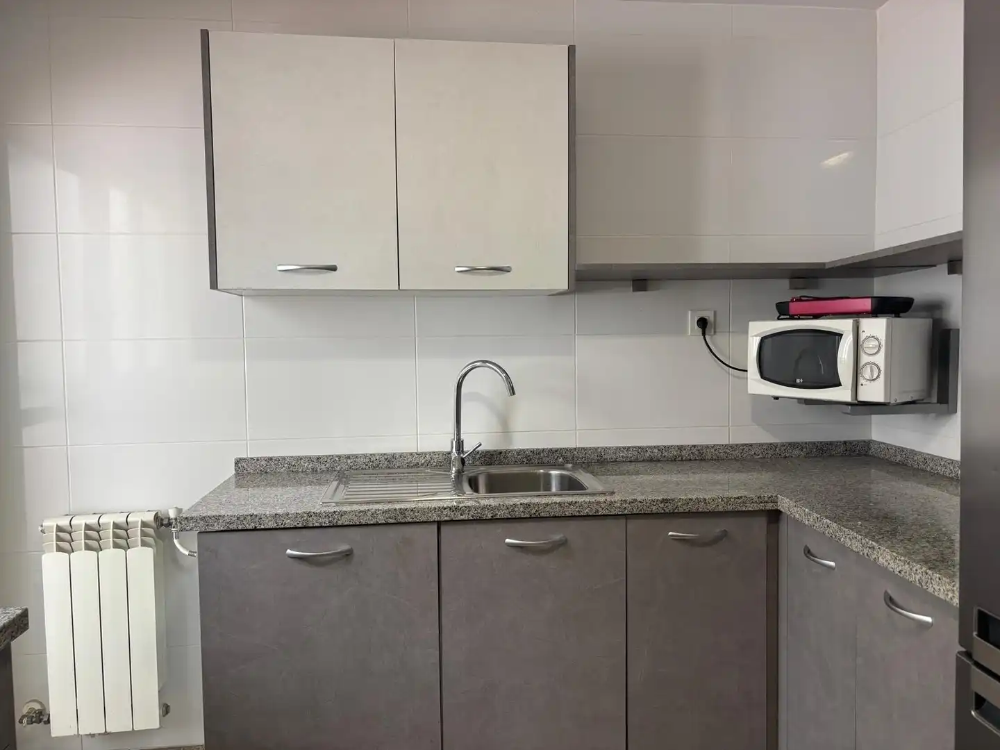 Cuina de Pis de lloguer en Granada amb Calefacció, Terrassa i Moblat