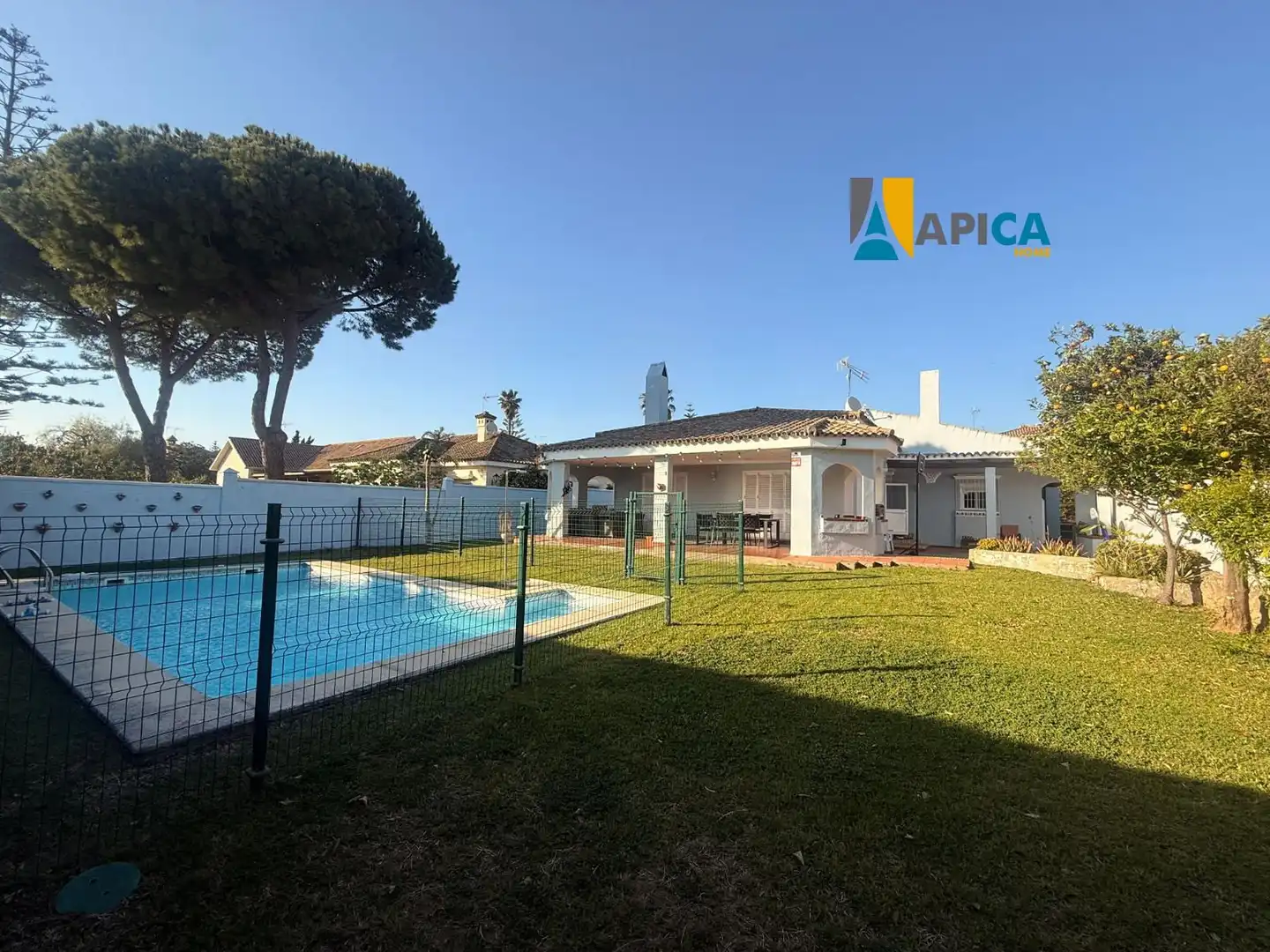 Vista exterior de Casa o xalet en venda en El Puerto de Santa María amb Aire condicionat i Piscina