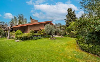 Jardí de Casa o xalet en venda en La Moraleja amb Aire condicionat, Terrassa i Piscina