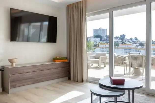 Sala de estar de Ático en venta en Marbella con Aire acondicionado, Calefacción y Jardín privado
