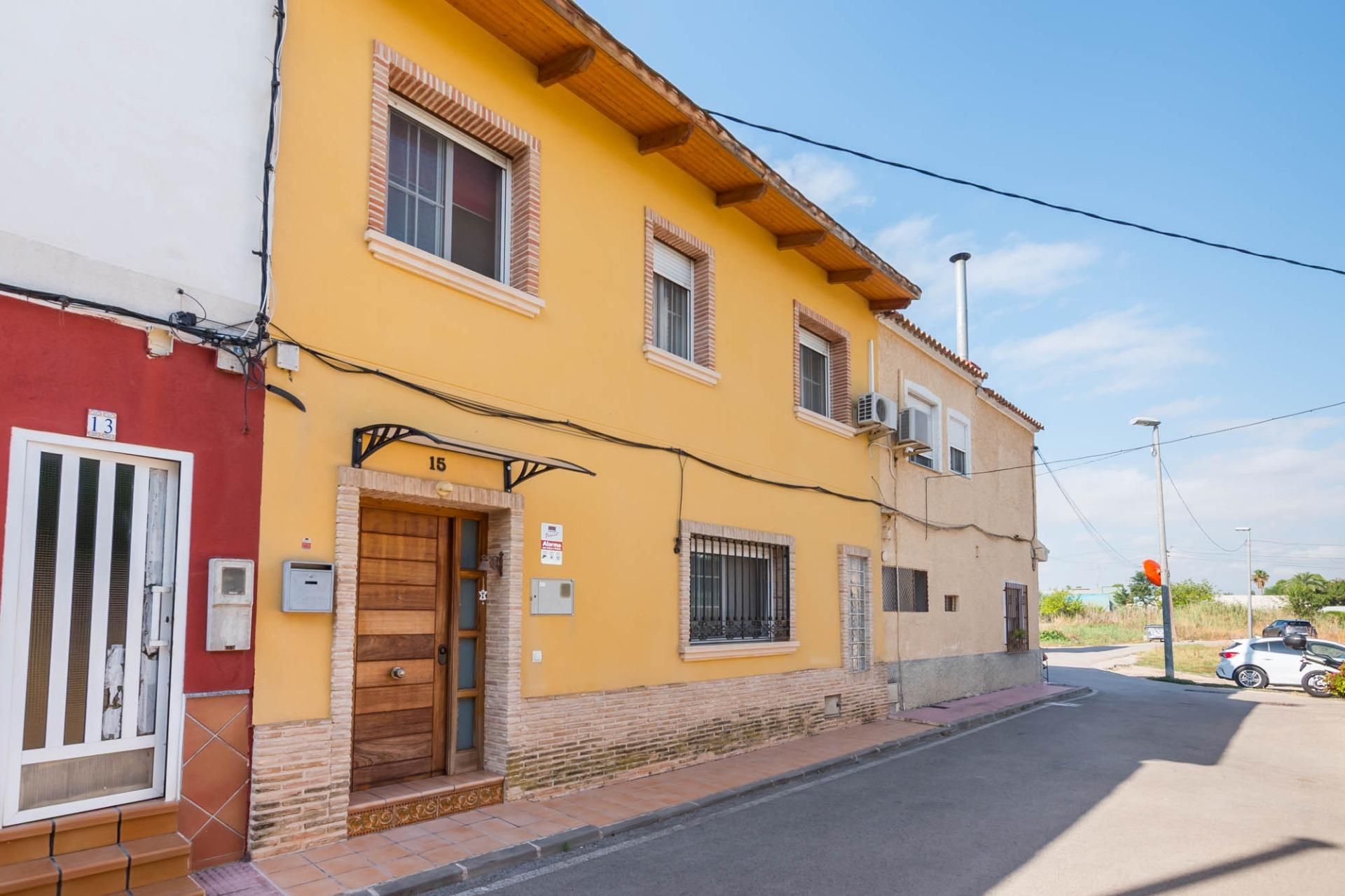 Casa adosada en venda a Albatalia
