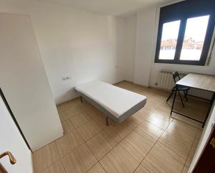 Dormitori de Pis de lloguer en Vic amb Calefacció, Moblat i Forn