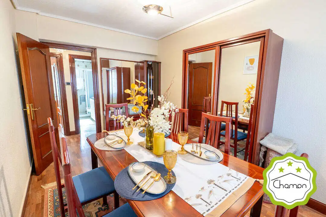 Comedor de Piso en venta en Bilbao  con Calefacción, Jardín privado y Amueblado