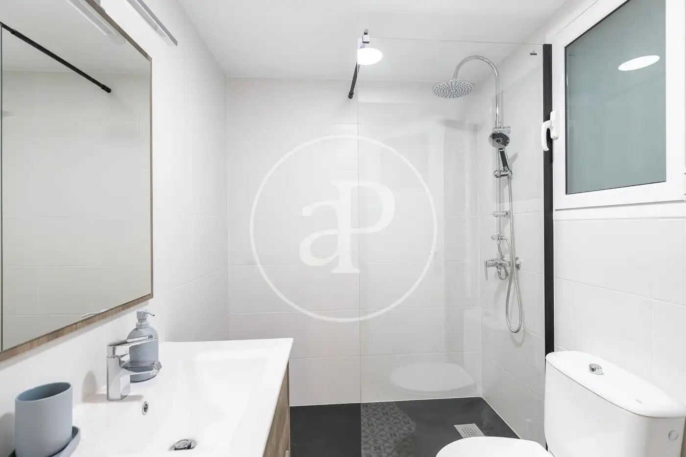 Badezimmer von Wohnung zum Verkauf in Barcelona mit Klimaanlage, Heizung und Terrasse