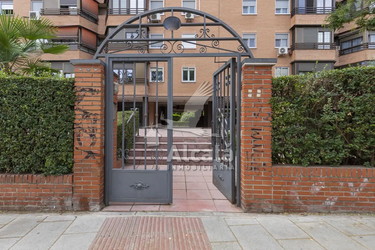 Vista exterior de Piso en venta en Coslada con Aire acondicionado, Calefacción y Jardín privado