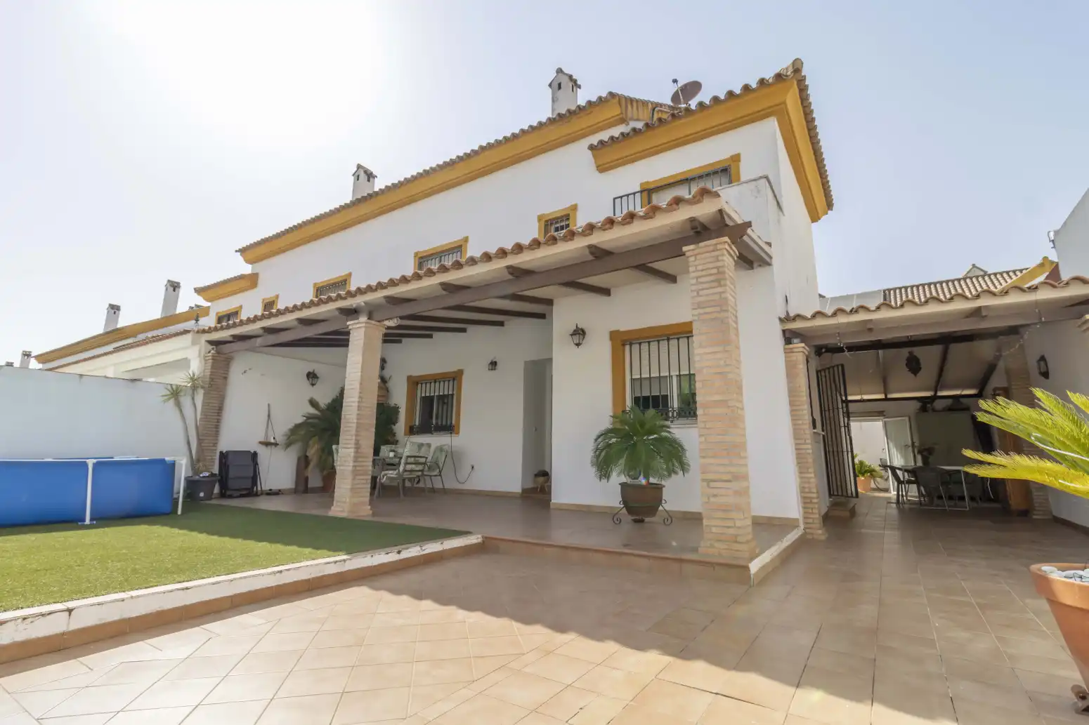 Vista exterior de Casa adosada en venda en Gines amb Aire condicionat, Jardí privat i Terrassa