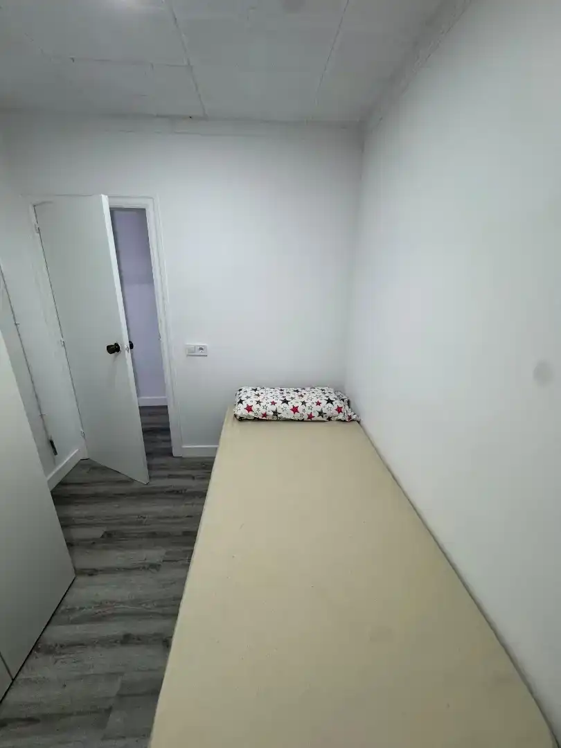 Schlafzimmer von Wohnung zur Miete in Cornellà de Llobregat mit Parkett, Möbliert und Mikrowelle