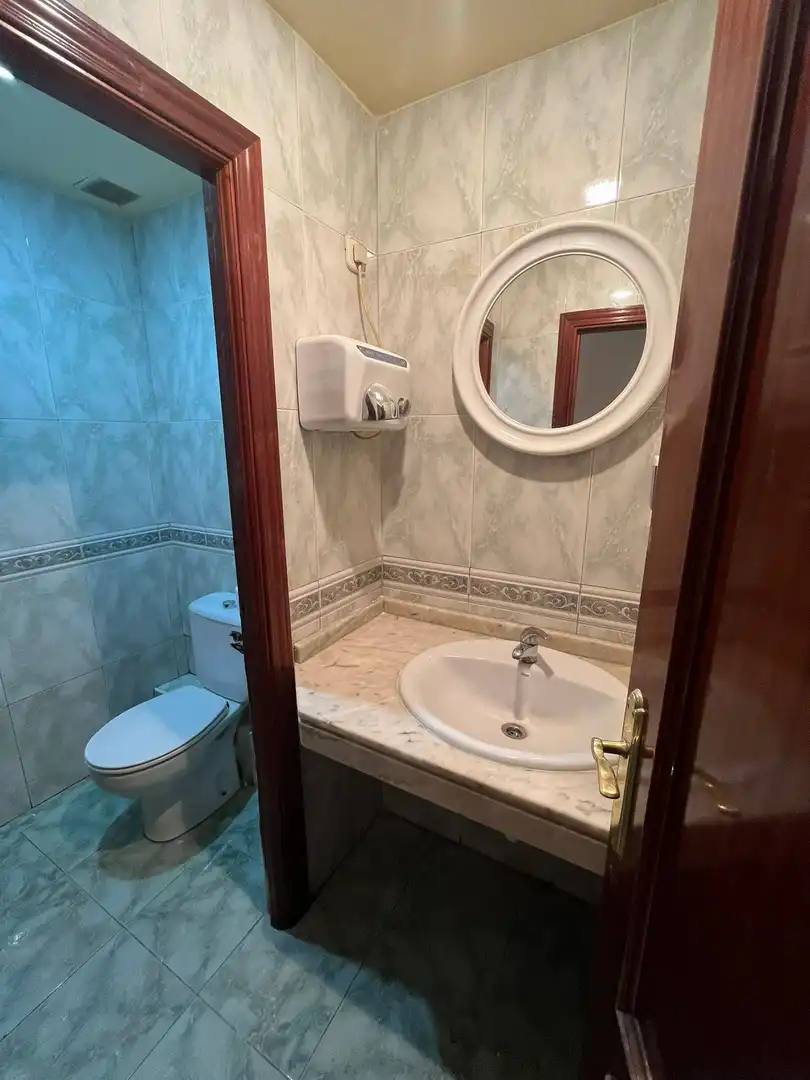 Baño de Local en venta en Madrid con Aire acondicionado y Amueblado