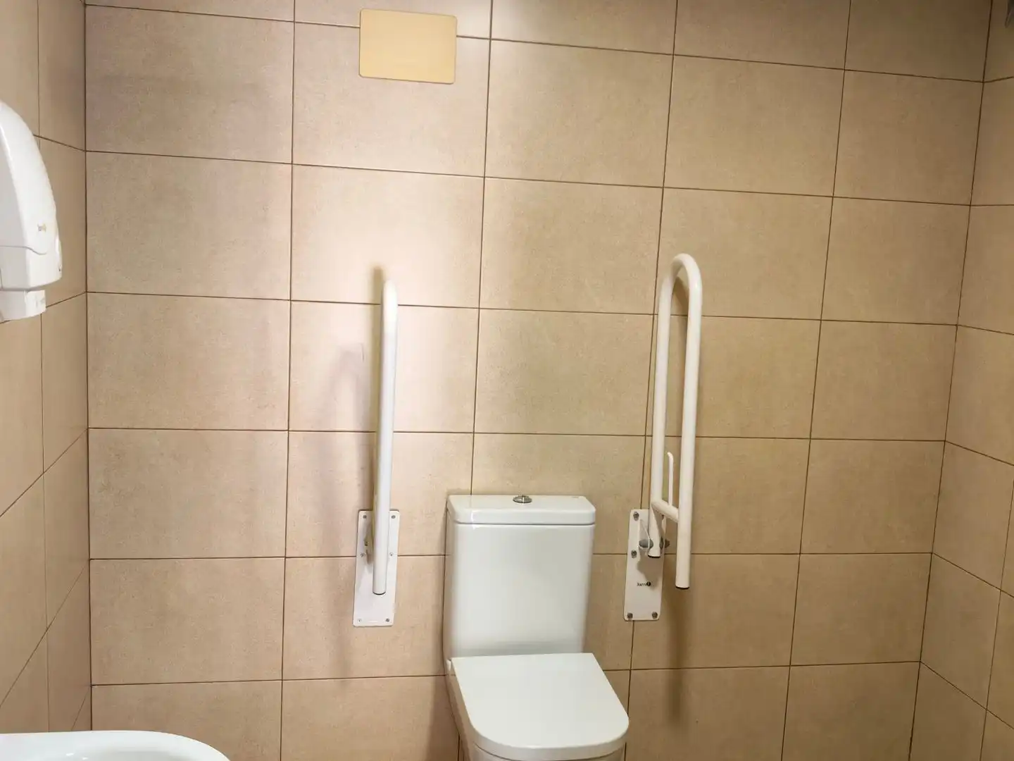 Bathroom of Commercial properties for rent in Beiro