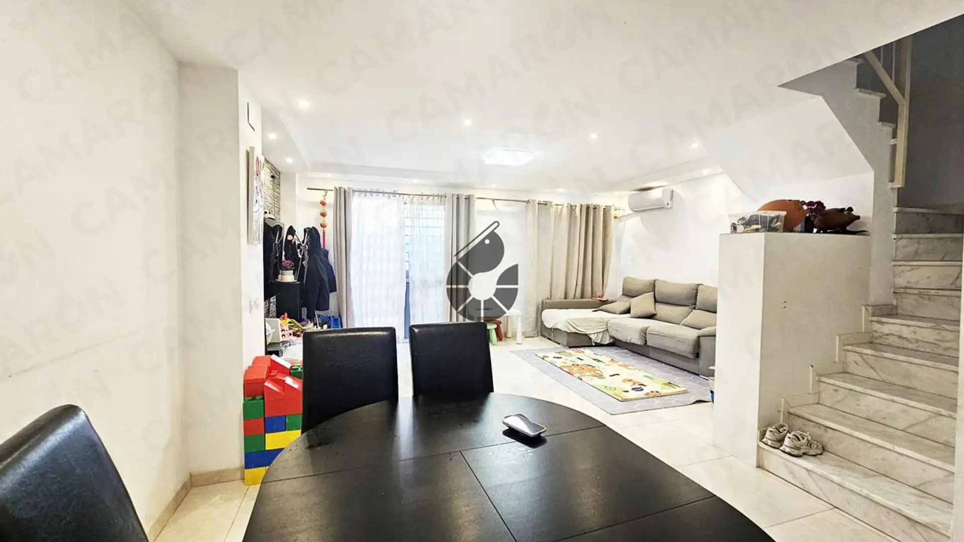 Sala d'estar de Casa adosada en venda en Coria del Río amb Aire condicionat i Terrassa