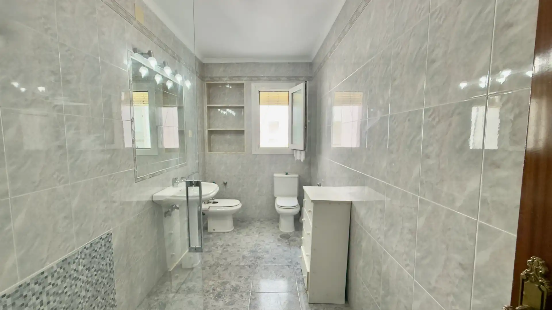 Baño de Piso en venta en Cádiz con Aire acondicionado, Terraza y Amueblado