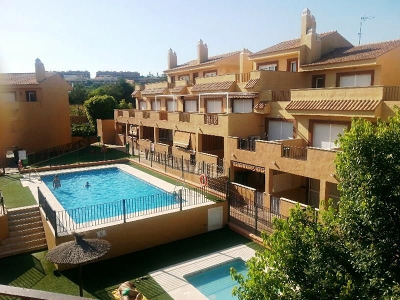 Vista exterior de Àtic en venda en Casares amb Jardí privat, Terrassa i Piscina comunitària
