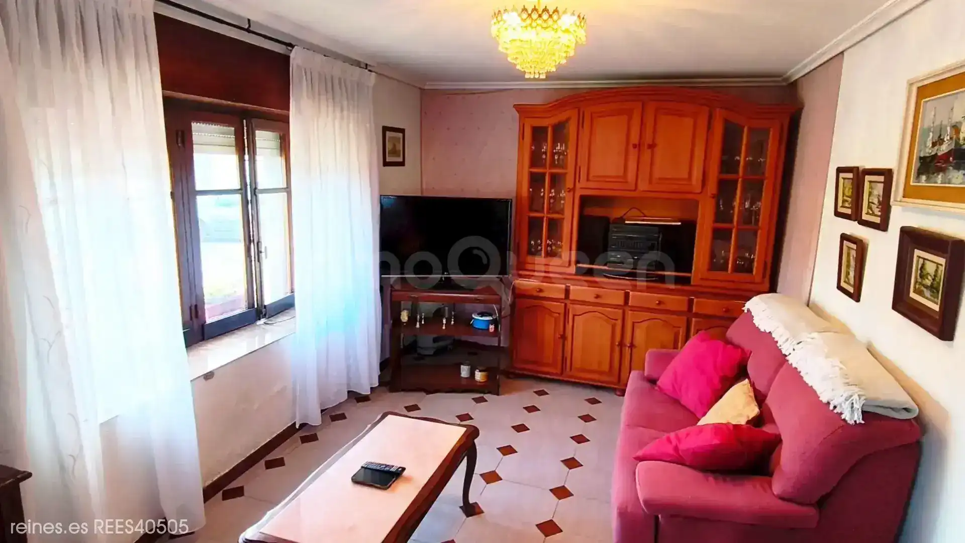 Wohnzimmer von Einfamilien-Reihenhaus zum Verkauf in Miengo mit Heizung und Privatgarten