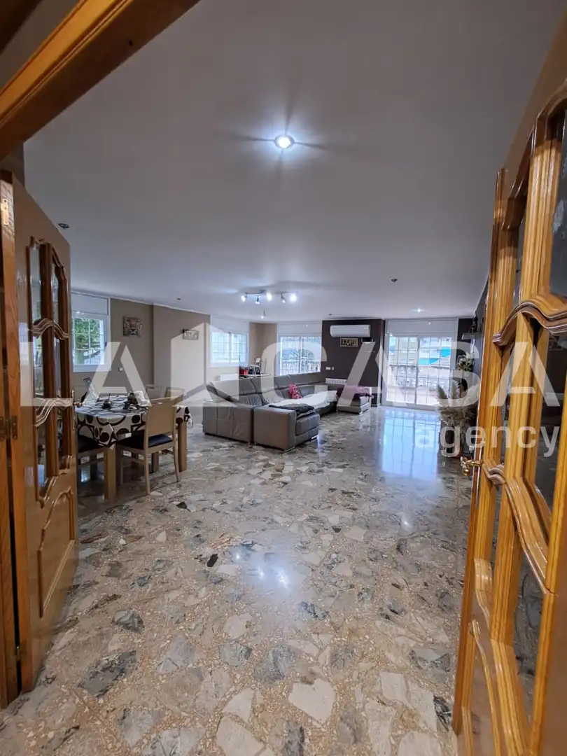 Sala d'estar de Casa o xalet en venda en Terrassa amb Terrassa i Piscina