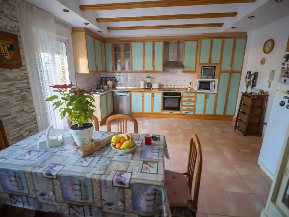Cuina de Casa o xalet en venda en Zaragoza amb Aire condicionat, Calefacció i Jardí privat