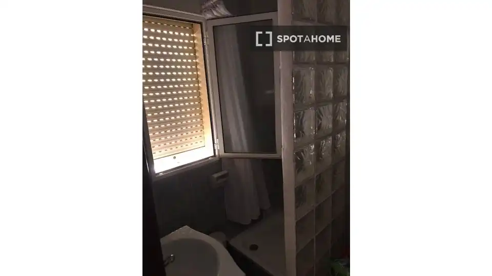 Bathroom of Flat for share in Centro