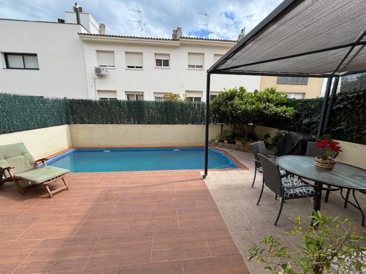 Piscina de Casa adosada en venda en Vilanova i la Geltrú amb Calefacció, Jardí privat i Terrassa