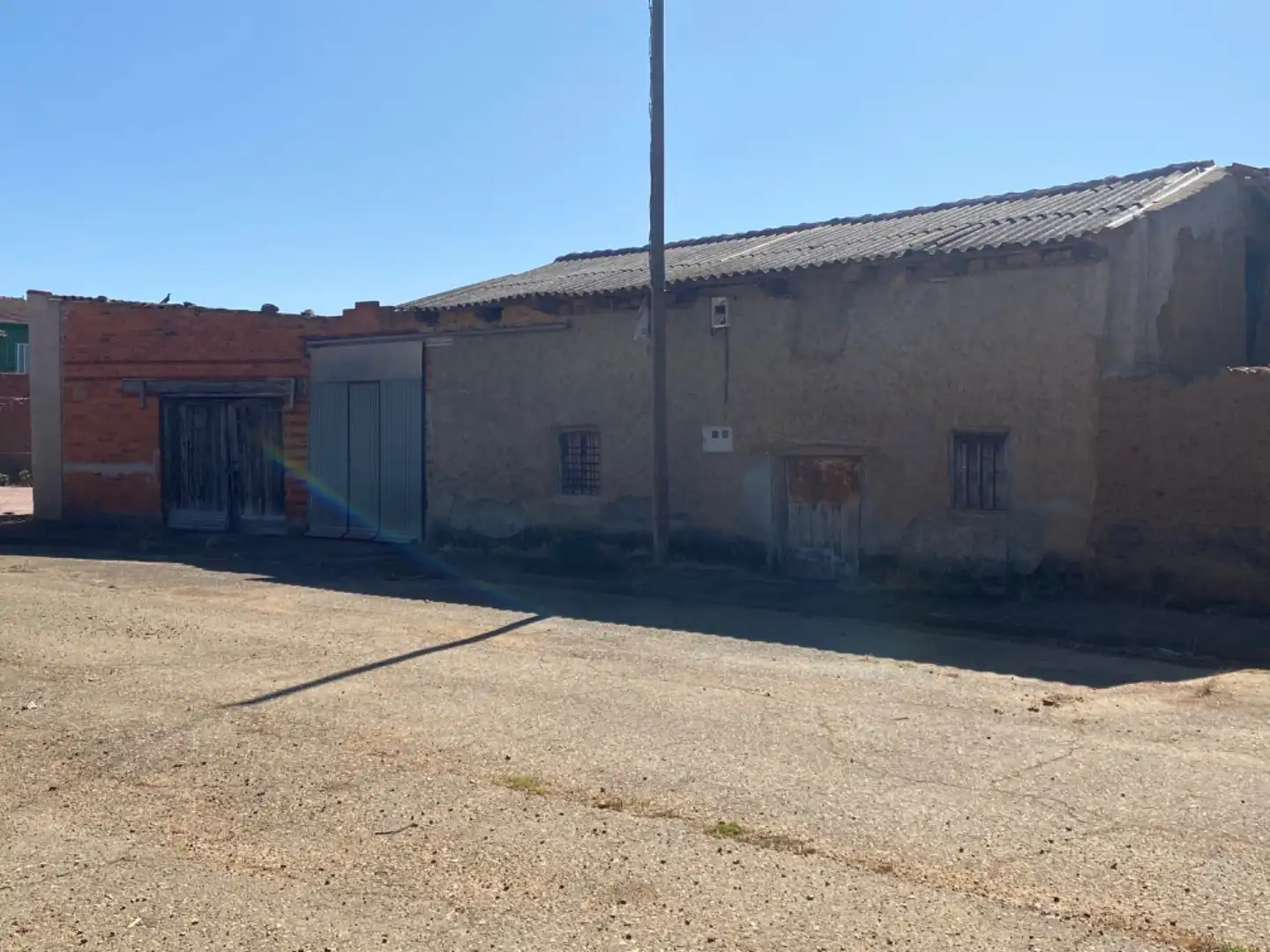 Exterior view of Commercial properties for sale in Roperuelos del Páramo