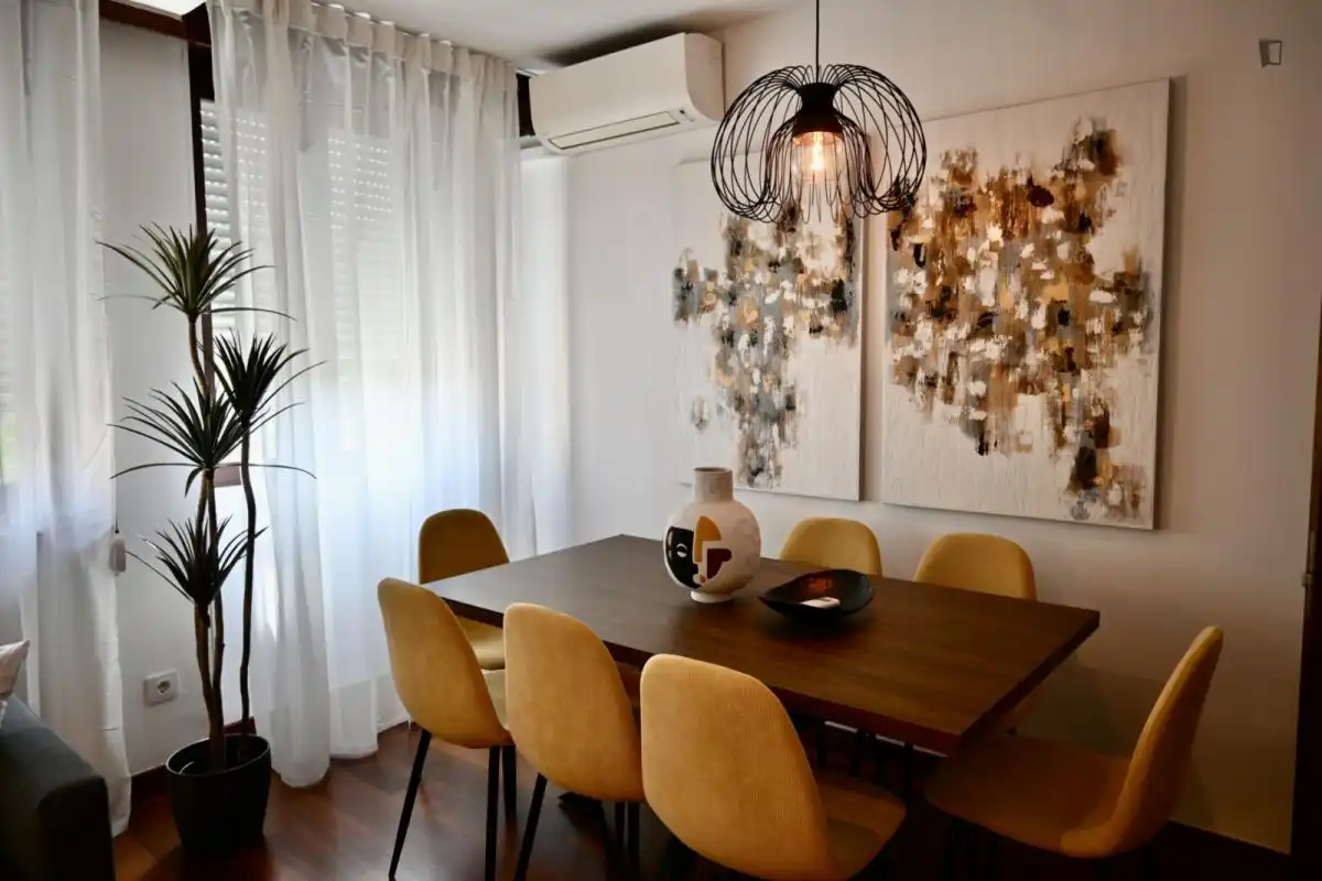 Menjador de Apartament de lloguer en Madrid amb Aire condicionat, Calefacció i Moblat