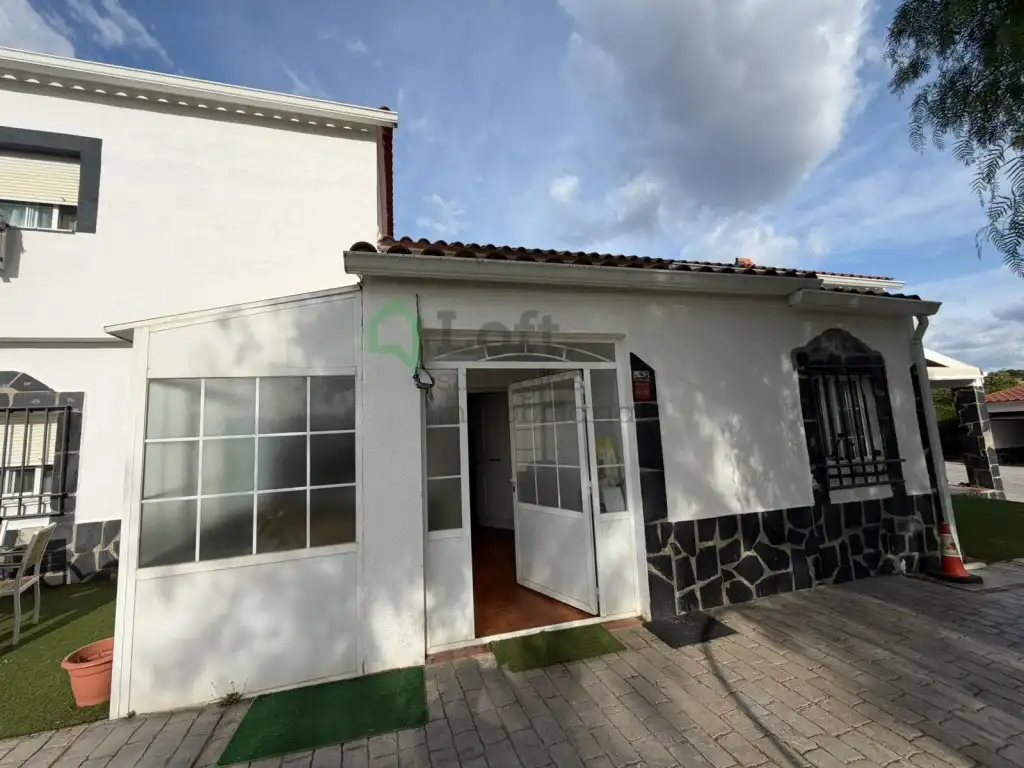 Vista exterior de Casa o xalet en venda en Badajoz amb Aire condicionat, Jardí privat i Piscina