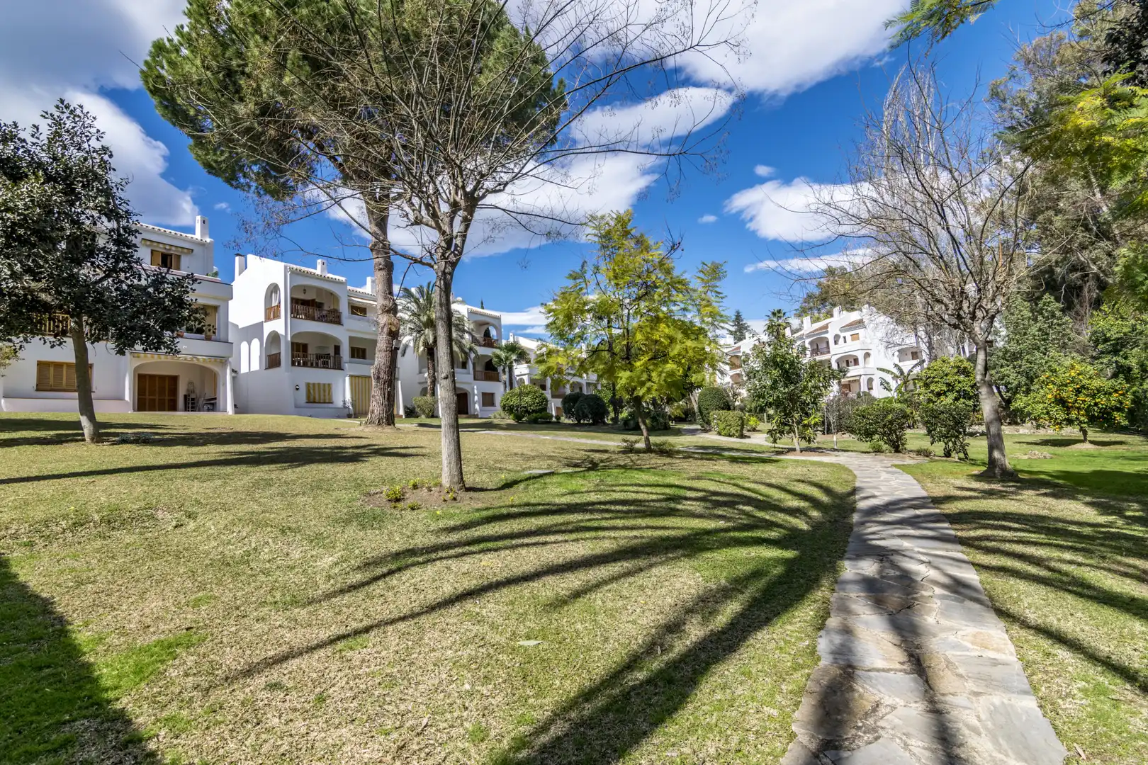 Vista exterior de Planta baja en venta en Marbella con Aire acondicionado, Terraza y Piscina