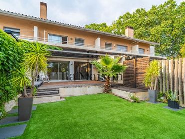 Casa con piscina en venta en Passatge Arennios