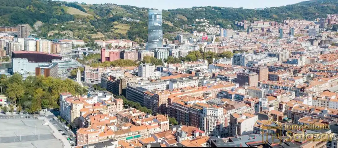 Vista exterior de Piso en venta en Bilbao  con Aire acondicionado, Calefacción y Jardín privado