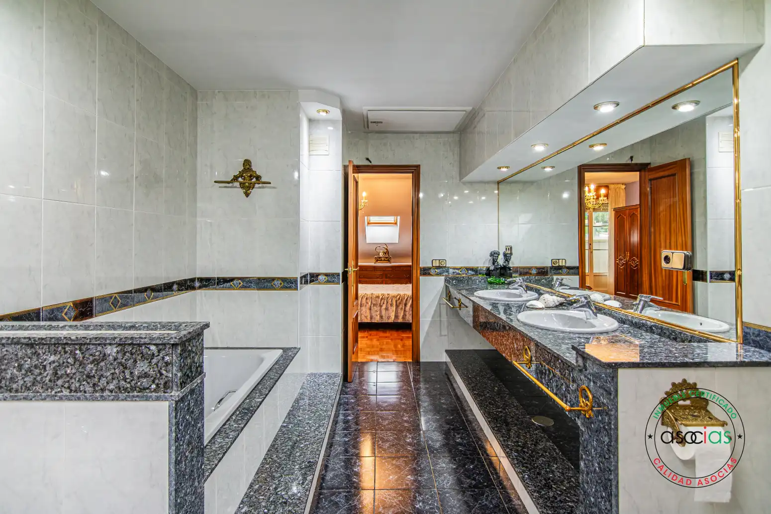 Bathroom of Attic for sale in Lena  with Heating, Parquet flooring and Terrace