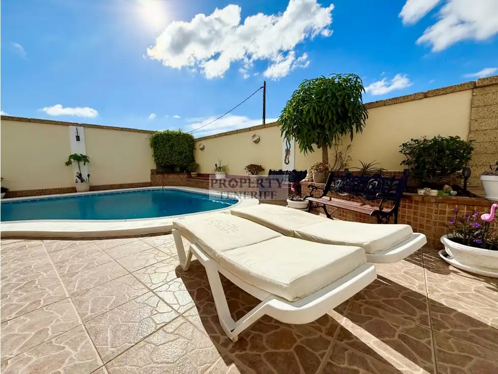 Vista exterior de Casa o chalet en venta en Arona con Terraza, Piscina y Amueblado