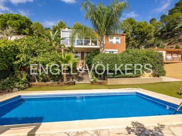 Casa con piscina in vendita a Pallejà