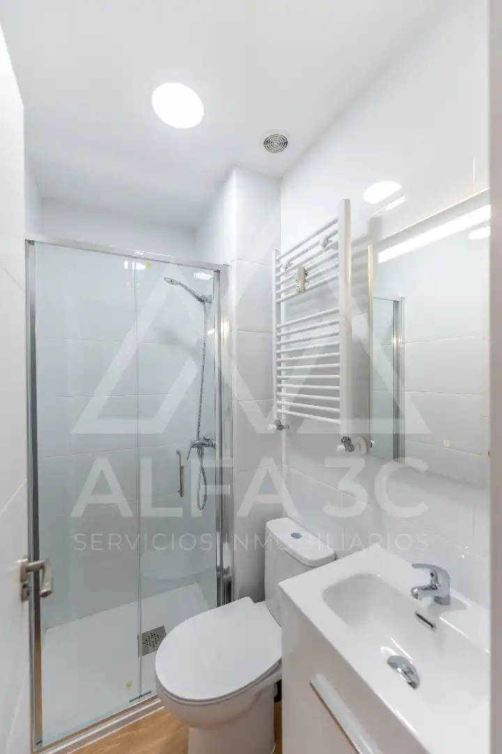 Bathroom of Flat for sale in Madrid  with Terrace