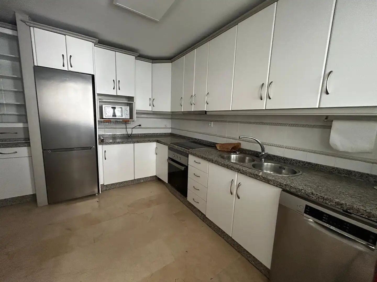 Cocina de Piso de alquiler en Córdoba con Aire acondicionado, Jardín privado y Piscina comunitaria