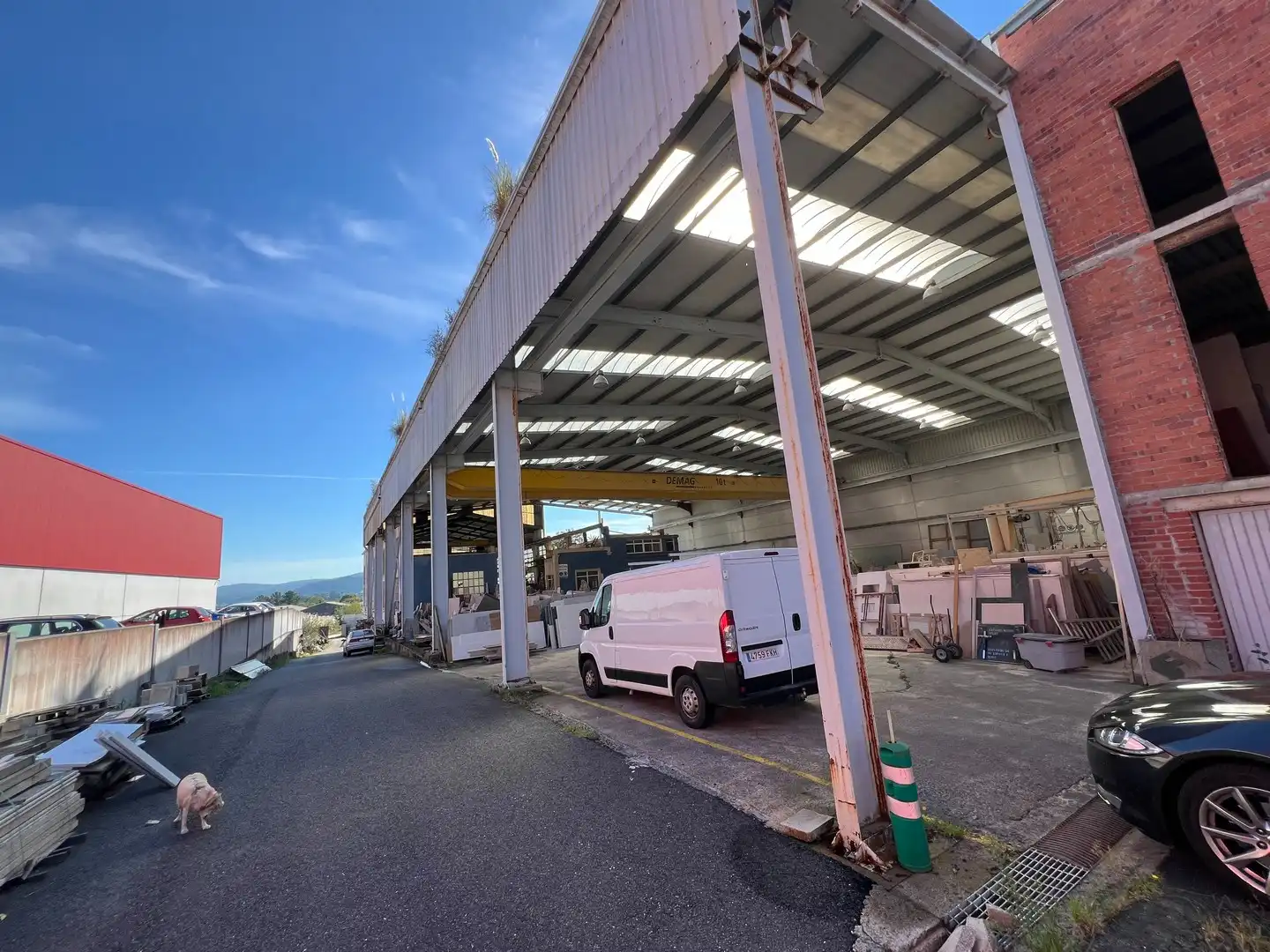 Vista exterior de Nave industrial en venta en Narón