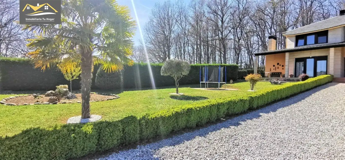 Jardín de Casa o chalet en venta en A Pobra de Trives  con Calefacción, Terraza y Trastero