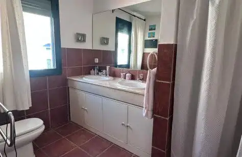 Badezimmer von Einfamilien-Reihenhaus zum Verkauf in Marbella mit Terrasse
