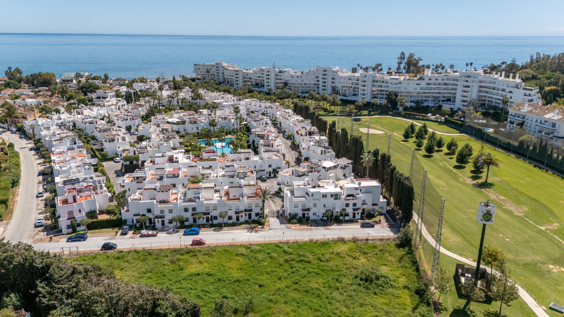 Vista exterior de Casa adosada en venda en Marbella amb Aire condicionat, Jardí privat i Terrassa
