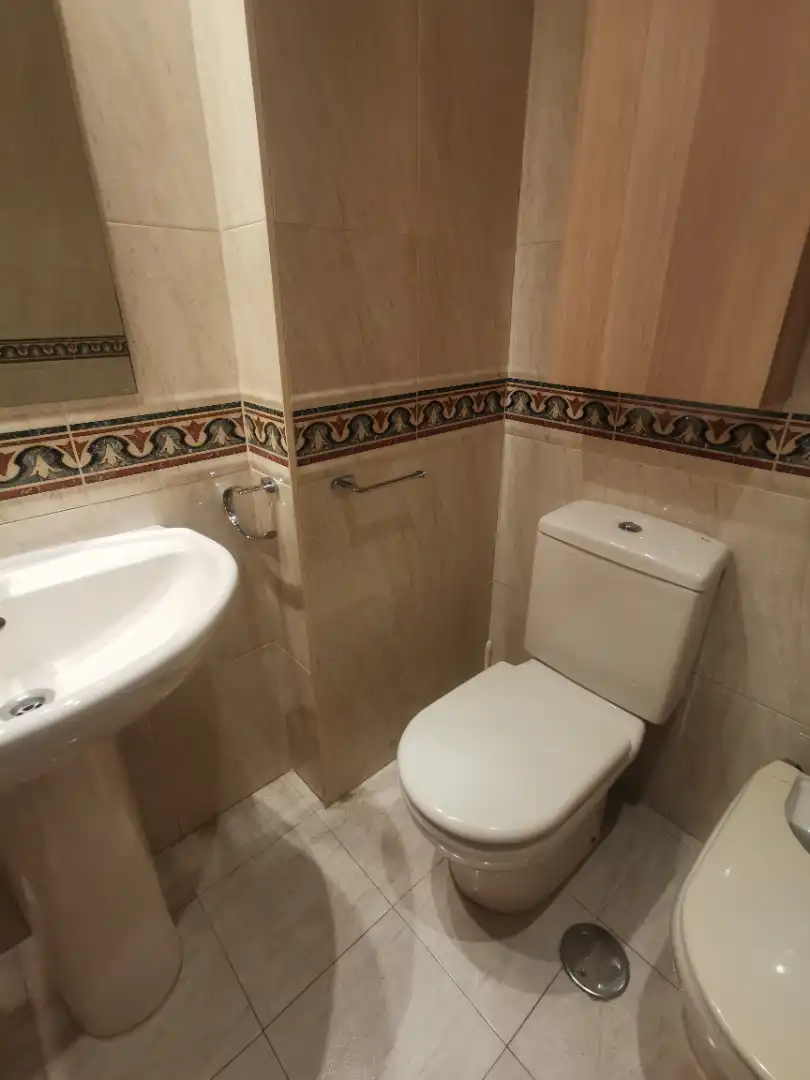 Badezimmer von Wohnung zum Verkauf in Salamanca mit Heizung, Parkett und Ofen