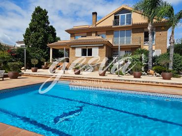Casa con piscina in vendita a Carrer Doctor Gil Vernet