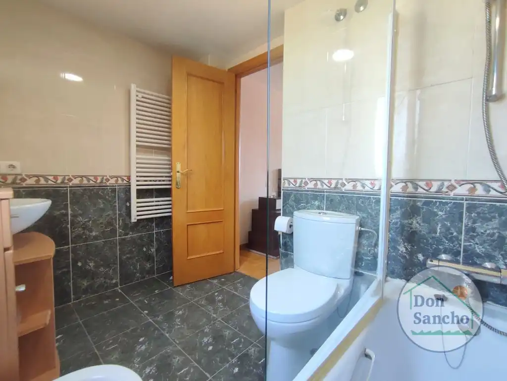 Baño de Casa adosada en venta en Viana de Cega con Calefacción, Jardín privado y Terraza