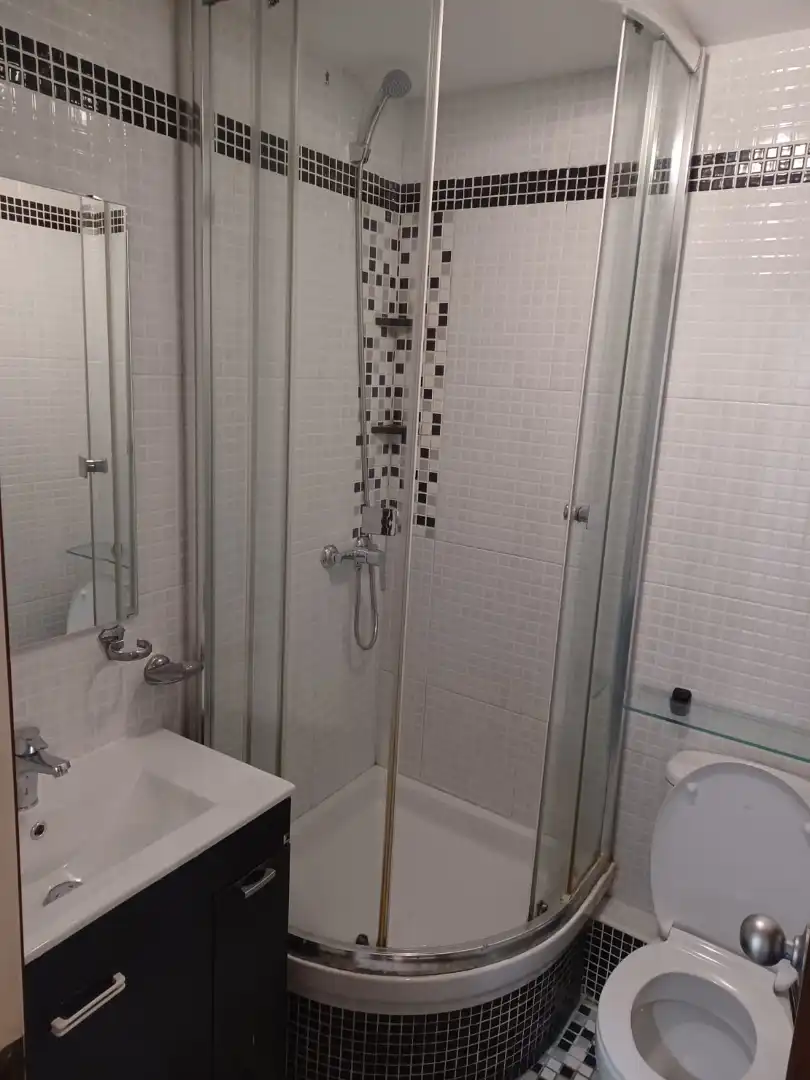 Baño de Piso en venta en Barcelona con Trastero, Horno y Balcón