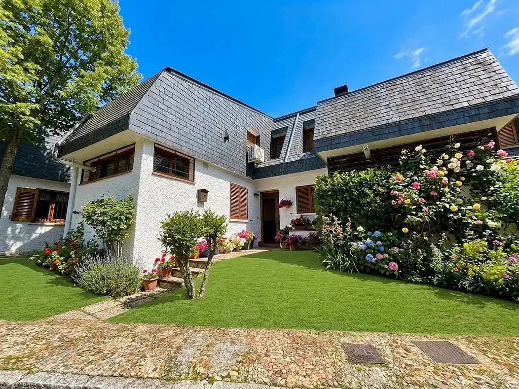 Vista exterior de Casa adosada en venta en El Escorial con Calefacción, Jardín privado y Parquet