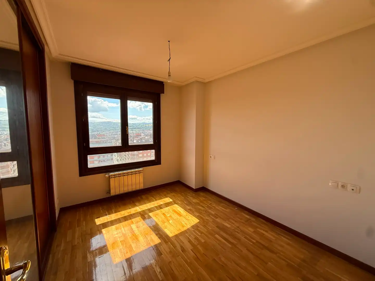 Habitación de Piso en venta en Oviedo  con Calefacción y Trastero