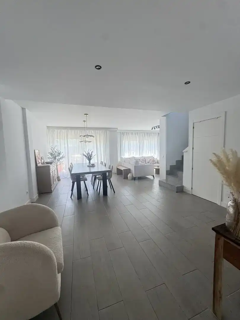 Sala d'estar de Casa o xalet en venda en Colegios