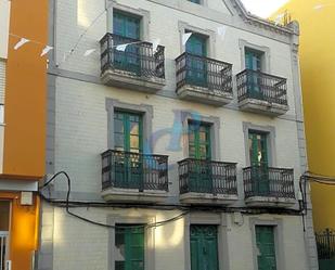 Vista exterior de Casa adosada en venda en Ponteceso amb Balcó