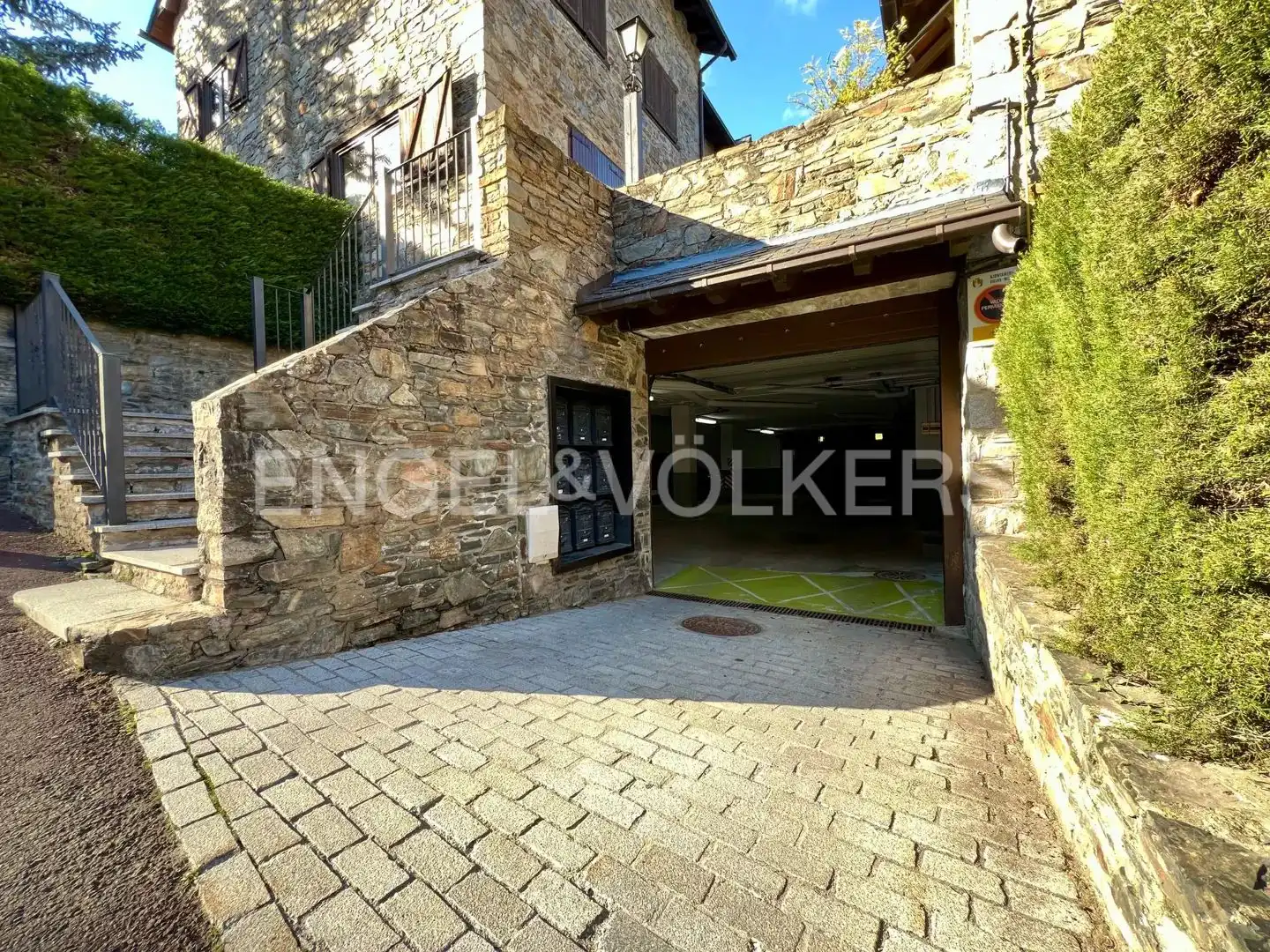 Vista exterior de Casa adosada en venda en Vielha e Mijaran amb Calefacció, Jardí privat i Terrassa