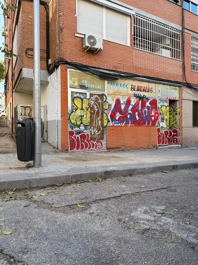 Vista exterior de Local en venta en Madrid